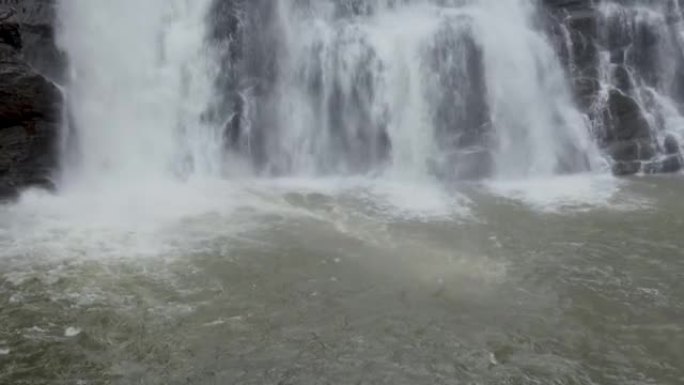印度卡纳塔克邦Coorg区修道院瀑布流动并汇入Cauvery河的近景。
