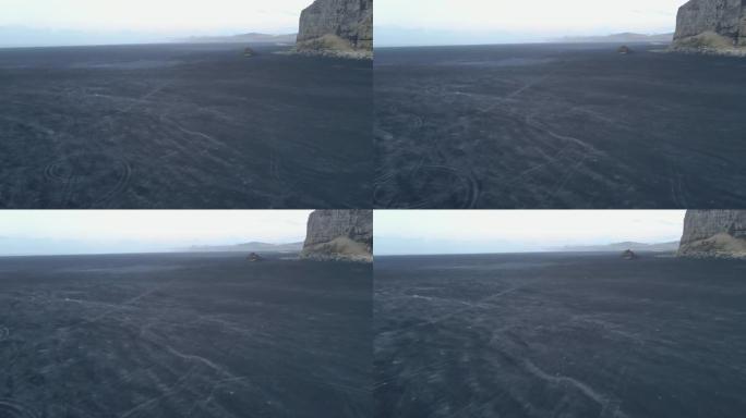 悬崖、沙质地平线和山脉轮廓的跟踪镜头 -- 冰岛