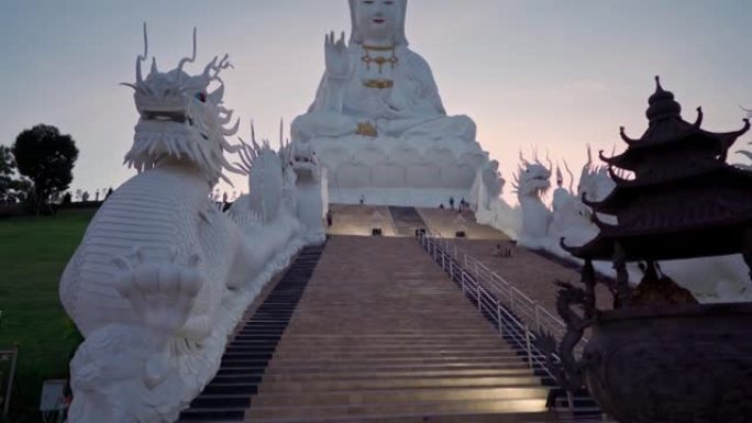 泰国清莱Wat Huay Pla Kang佛寺美丽的白色大观音雕像。