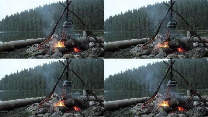 湖边野营壁炉上的老式茶壶。