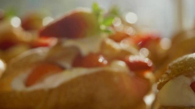 草莓奶油奶酪在窗户上的烤面包上，带太阳灯，慢动作。
