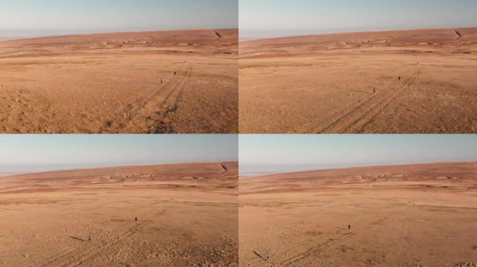 人们在哈萨克斯坦沙漠奔跑的航拍照片