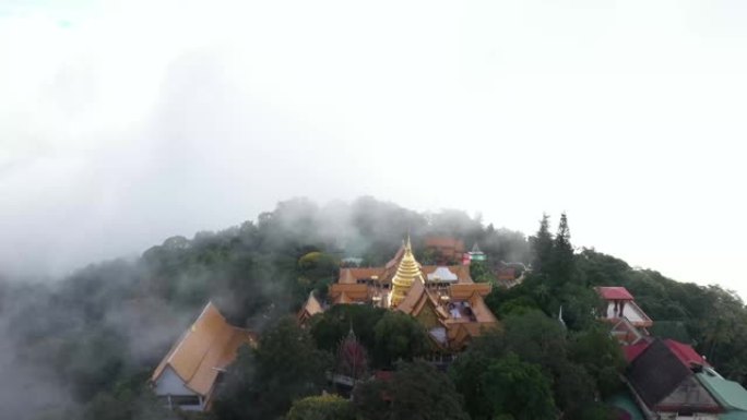 鸟瞰图，泰国清迈，早上云海上的水佛寺。