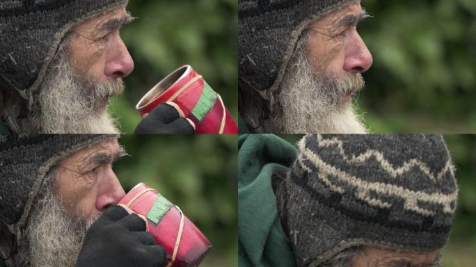 年老孤独的男人在寒冷的日子里喝咖啡
