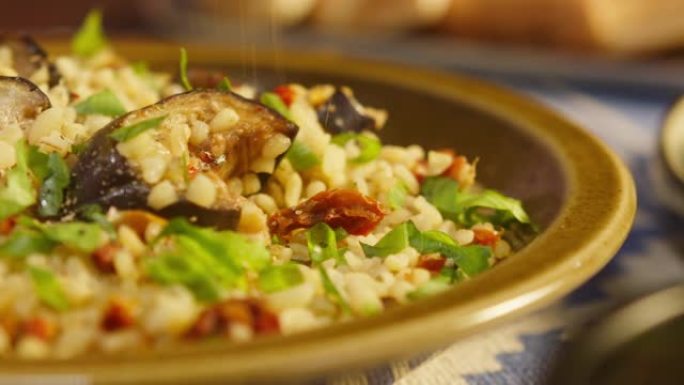 在小麦小麦上撒上香料和茄子特写，加入胡椒。传统中东文化。美味的米饭和肉。阿拉伯美食。自制食品概念