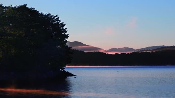 美丽的水蒸汽照亮了福岛县的海原湖和山脉