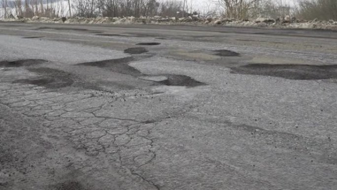 断断路的柏油路，坑坑洼洼，整个冬天