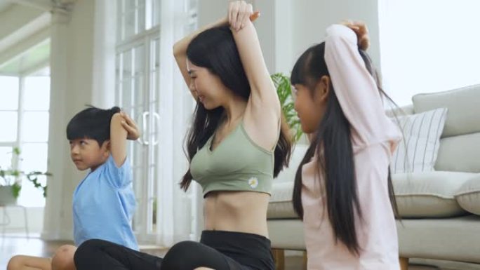 亚洲母亲与孩子一起锻炼