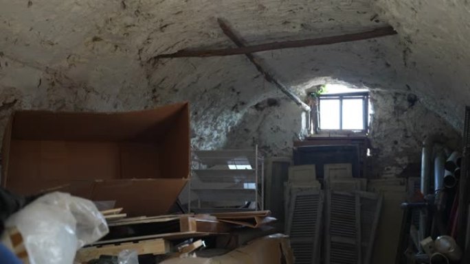旧废弃房屋房间的恐怖内部视图，里面有混凝土墙，破碎的窗户和一堆垃圾，战后时期的废弃房屋。偏远的无人居
