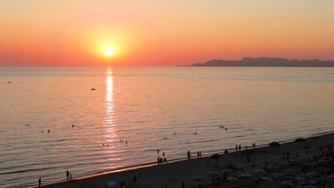 阿尔巴尼亚杜勒斯海滩海上戏剧性的日落