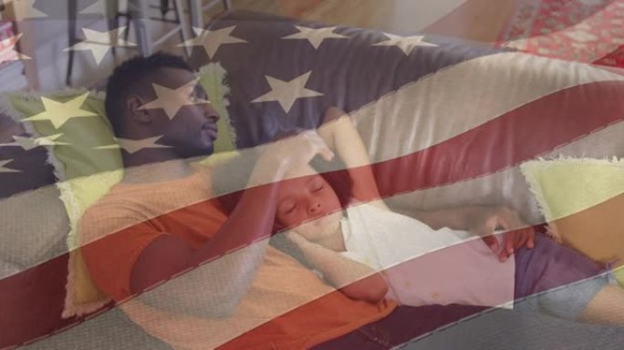 美国国旗在非洲裔美国人父亲和熟睡的女儿躺在沙发上的动画