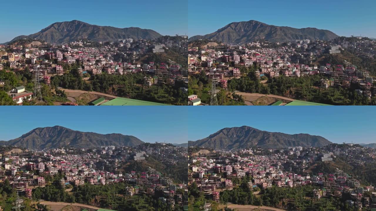 印度喜马偕尔邦索兰区绿谷的鸟瞰图。位于丘陵地区的发达城市的无人机视图。