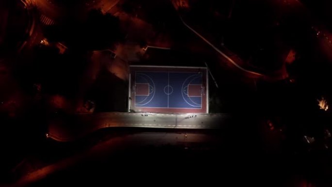夜间小镇的篮球场鸟瞰图