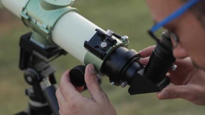 业余天文学家用望远镜看天空。
