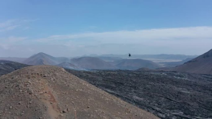 跟踪火山爆发后起飞的直升机和冷却熔岩的飞行。法格拉达尔斯福杰尔火山。冰岛，2021