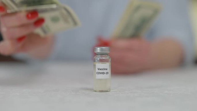 近距离观察Covid-19疫苗，资深女性在后台数钱。贫困国家的冠状病毒疫苗接种和支付问题。不知名的退