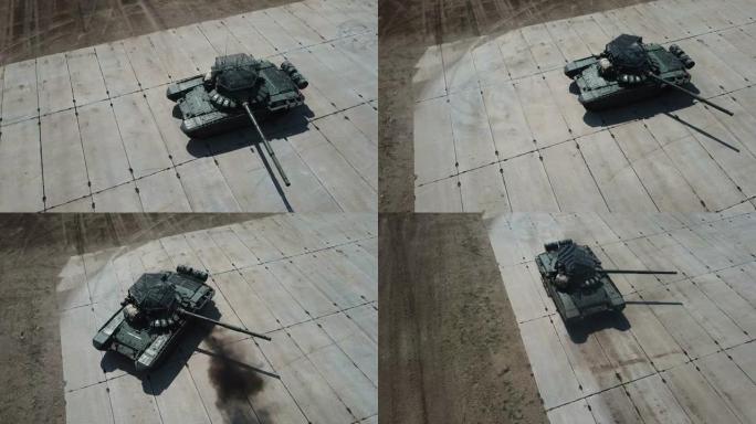 空中视图-军事演习中的重型坦克