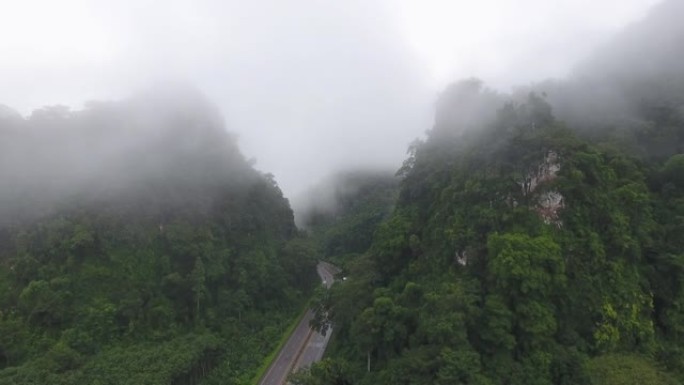 通过带有雾的局部山脉的道路的鸟瞰图