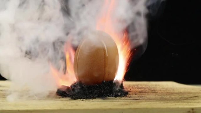 实验以高锰酸钾 (KMno4) 和甘油的化学反应在慢动作中燃烧鸡蛋。使用化学进行教育和科学的燃烧反应
