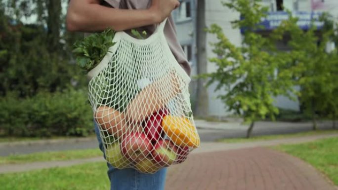 女人带着一个装有食物的环保袋