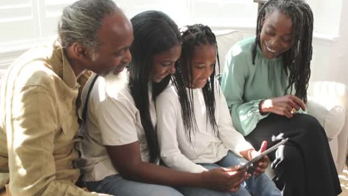 多代黑人家庭使用平板电脑视频呼叫亲人