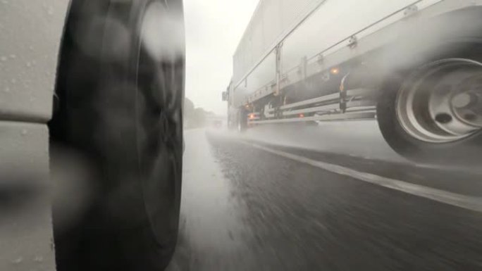 半卡车在大雨中在高速公路上超车