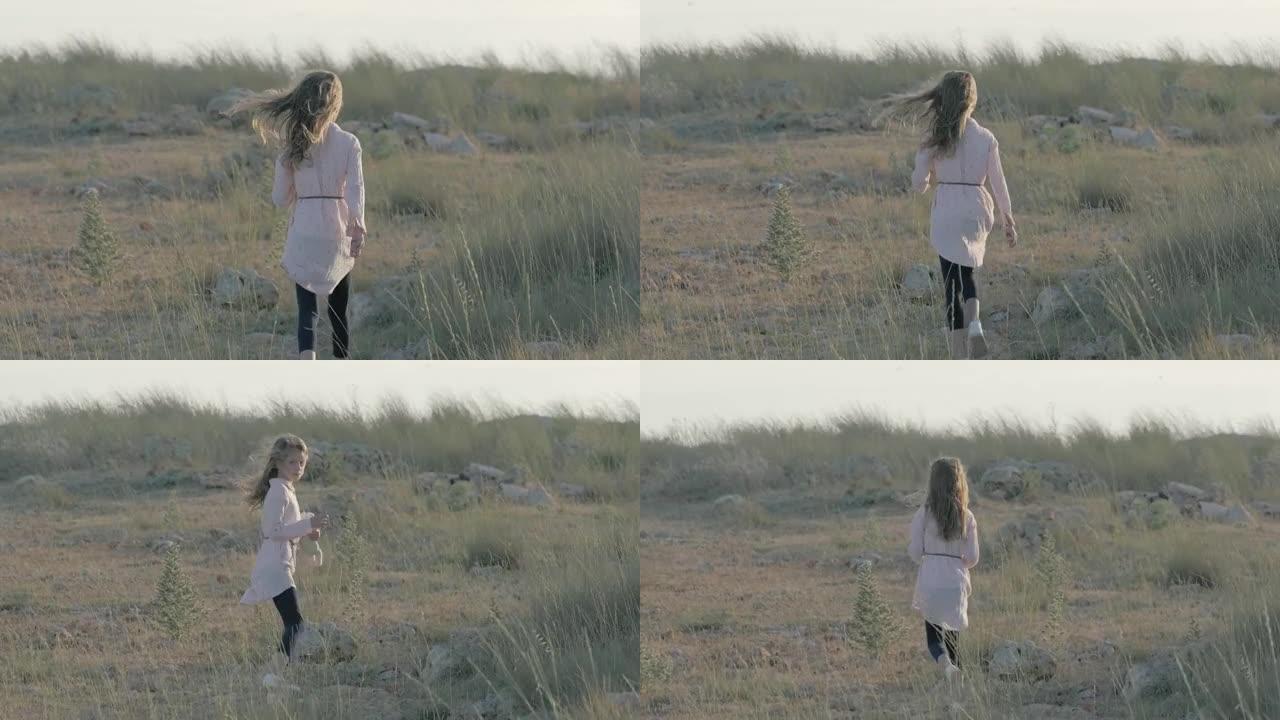 孤独怨恨的小女孩，手里拿着毛绒玩具，在日落时离开了田野。
