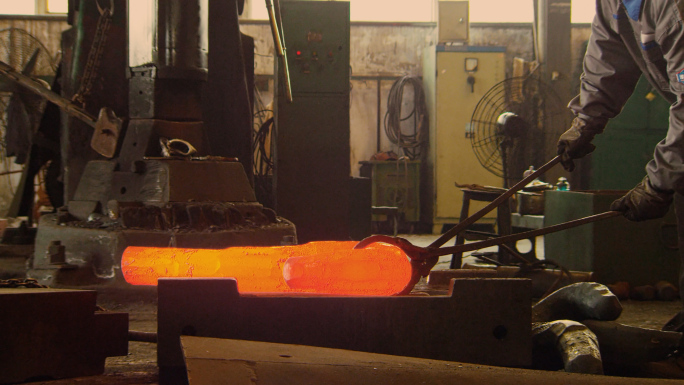 老钢铁厂冶炼锻造工人打磨电焊火花