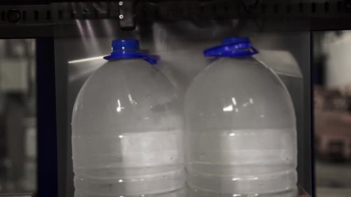 饮用水生产。装满聚乙烯的瓶子送超市