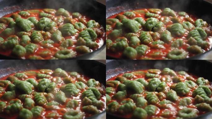 菠菜汤团配番茄酱在热锅中烹饪