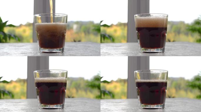 可乐被倒入玻璃杯中。摄像机四处移动。视差效应。