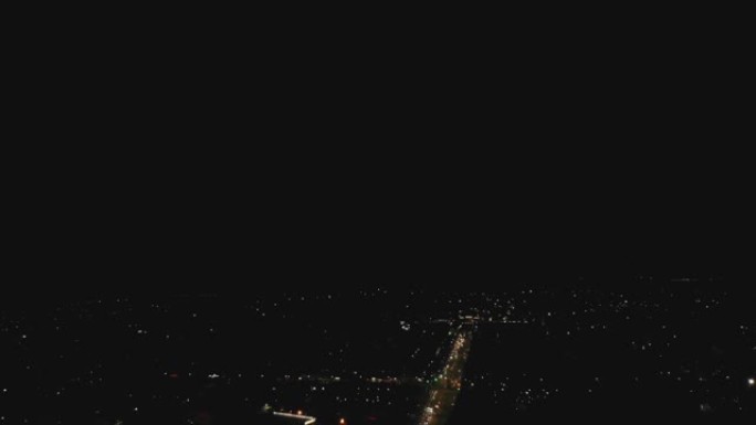 为纪念胜利日而敬礼。夜城背景下的奇妙烟花。从鸟类飞行的高度看