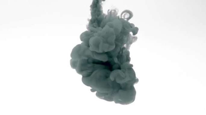 黑色墨水水在慢动作中从上面爆炸。