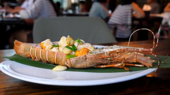 海鲜餐厅-新鲜的全红龙虾，木桌上有熟肉
