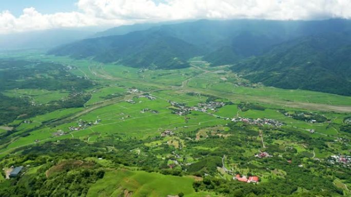 鸟瞰图绿色稻田花莲山谷，台湾