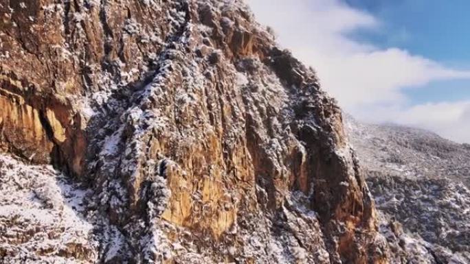 冬天陡峭的山雪山大山