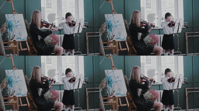 一个女孩在课上拉小提琴，金发女老师也拉小提琴