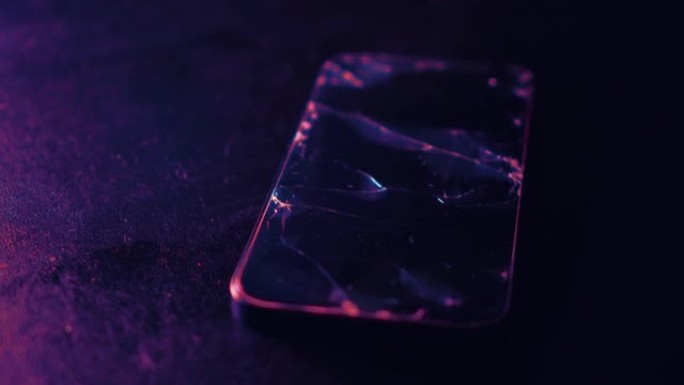 黑色纹理背景上的碎玻璃屏幕智能手机。闪烁着彩虹的色彩。屏幕上的玻璃破裂。修，后悔概念。选择性聚焦，特