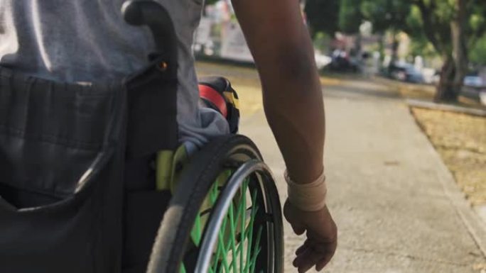 后视图残疾亚洲印度男子坐轮椅在公共公园锻炼日常运动训练早上