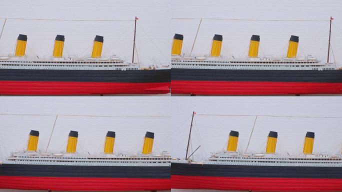 部分木制泰坦尼克号船模型的特写视图。美丽的木制泰坦尼克号爱好模型孤立。瑞典。