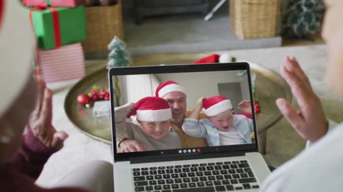 两个不同的资深女性朋友使用笔记本电脑与家人在屏幕上进行圣诞节视频通话