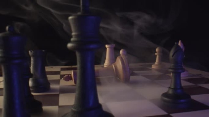 在木制棋盘上拍摄轻烟杆的宏观照片。对应发展象棋游戏的概念。白皇后的身影笼罩在烟雾中。