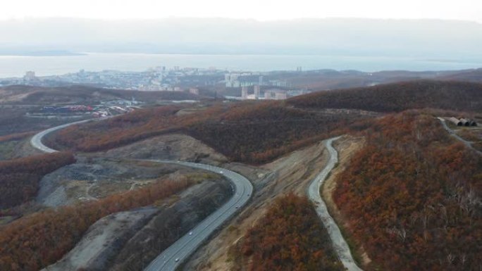 符拉迪沃斯托克的绕道。傍晚在山间高速公路