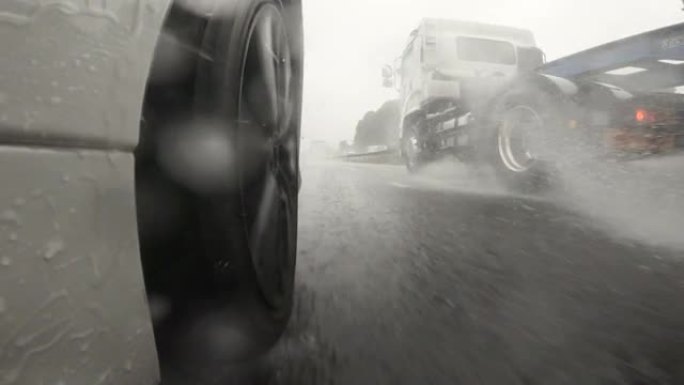 半卡车在大雨中在高速公路上超越了我。