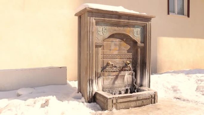 土耳其的埃尔祖鲁姆
古水源 (土耳其语: Su Kaynak)。
伊斯兰古建筑，冬季寒冷天气-50摄