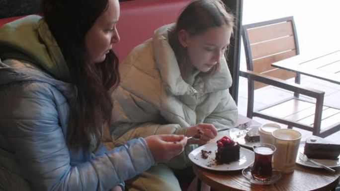 一家人吃美味的蛋糕，在咖啡馆里聊天