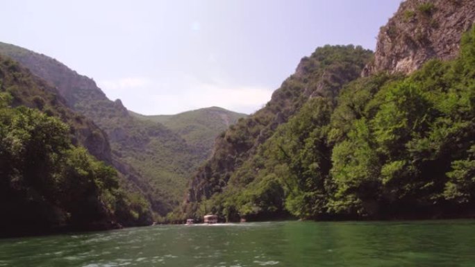 北马其顿斯科普里附近的马特卡峡谷。三艘观光船在特雷斯卡河上航行