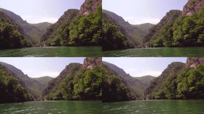 北马其顿斯科普里附近的马特卡峡谷。三艘观光船在特雷斯卡河上航行