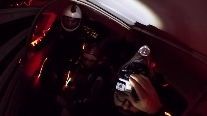 跳伞运动员在飞机内部的观点。夜跳。