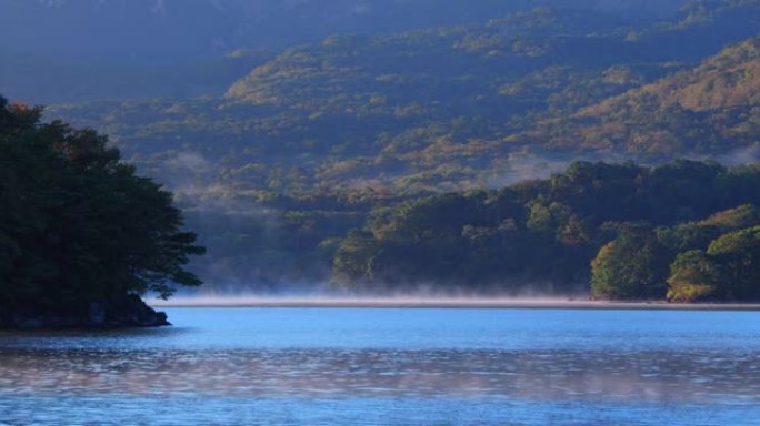 旭日照耀的日原湖和山景